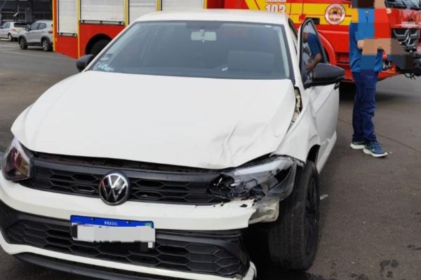 Colisão frontal entre veículos mobiliza bombeiros no Centro de Xanxerê e deixa condutora abalada nesta terça-feira (30).
