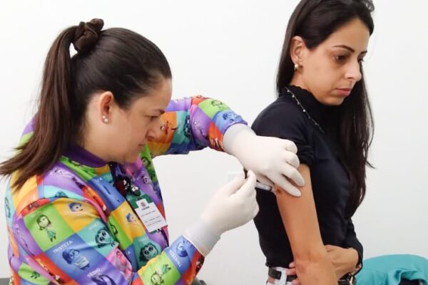 As vacinas estão disponíveis nas Unidades Básicas de Saúde.
