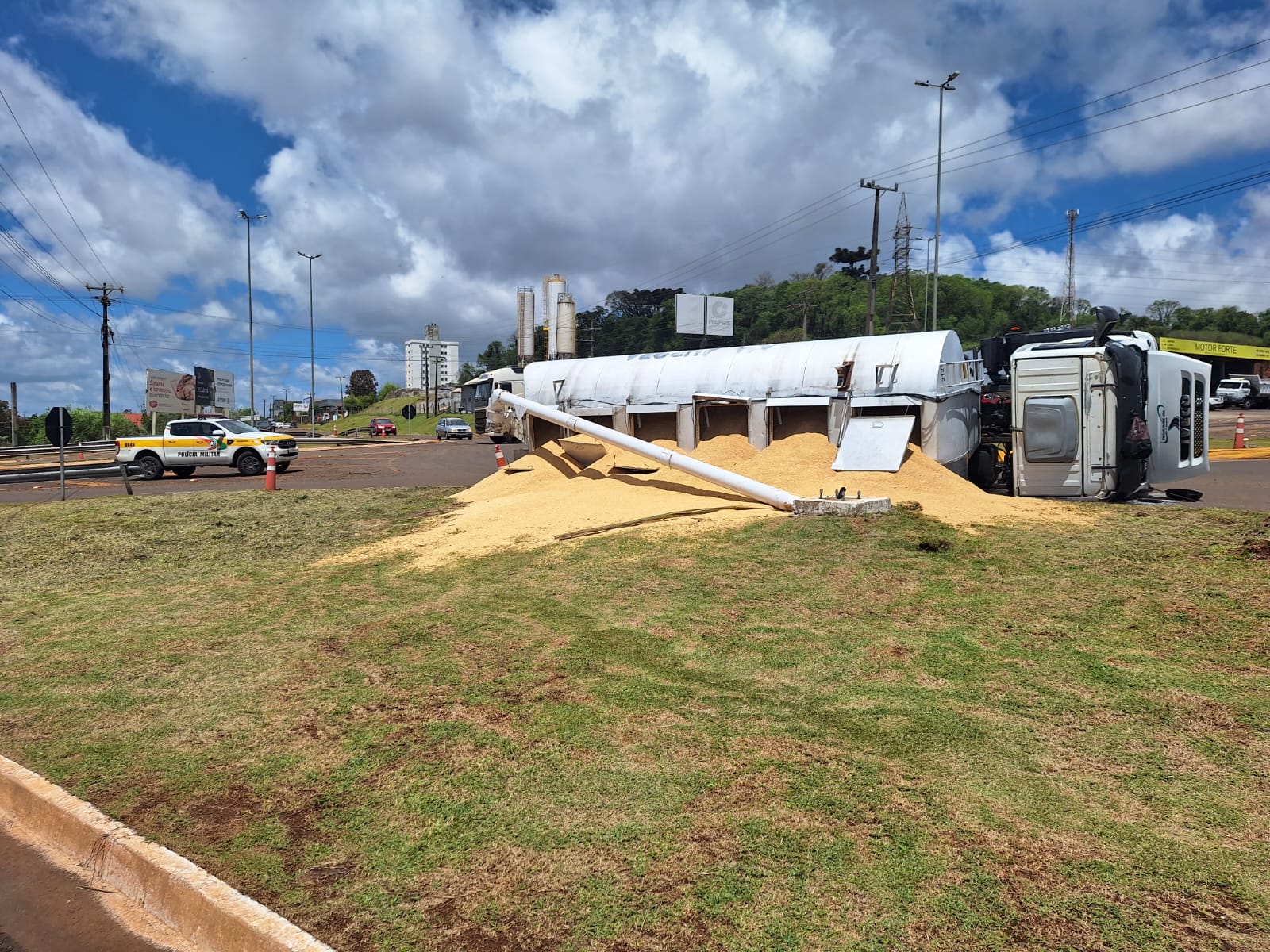 Caminhão carregado com farelo de soja tomba em Xanxerê.