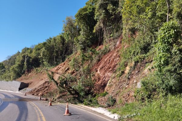 Deslizamento interrompe parcialmente a SC-155 entre Xanxerê e Xavantina nesta quarta-feira