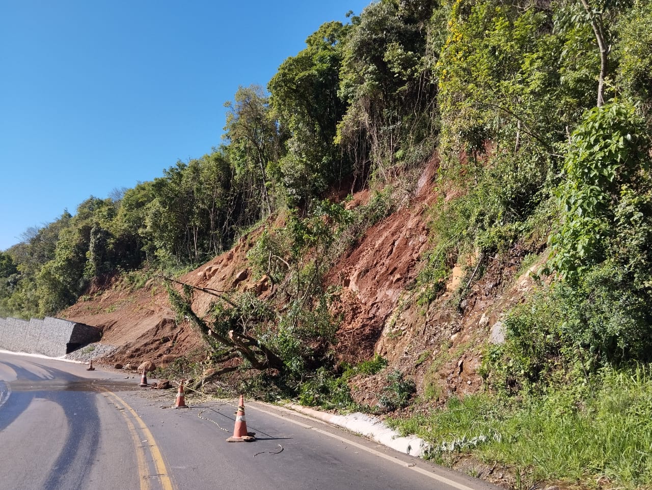 Deslizamento interrompe parcialmente a SC-155 entre Xanxerê e Xavantina nesta quarta-feira