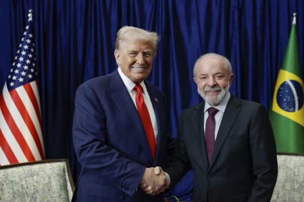 Lula e Trump se reúnem na Malásia e acertam negociação imediata sobre tarifas. Encontro foi classificado como "construtivo" por ambos.