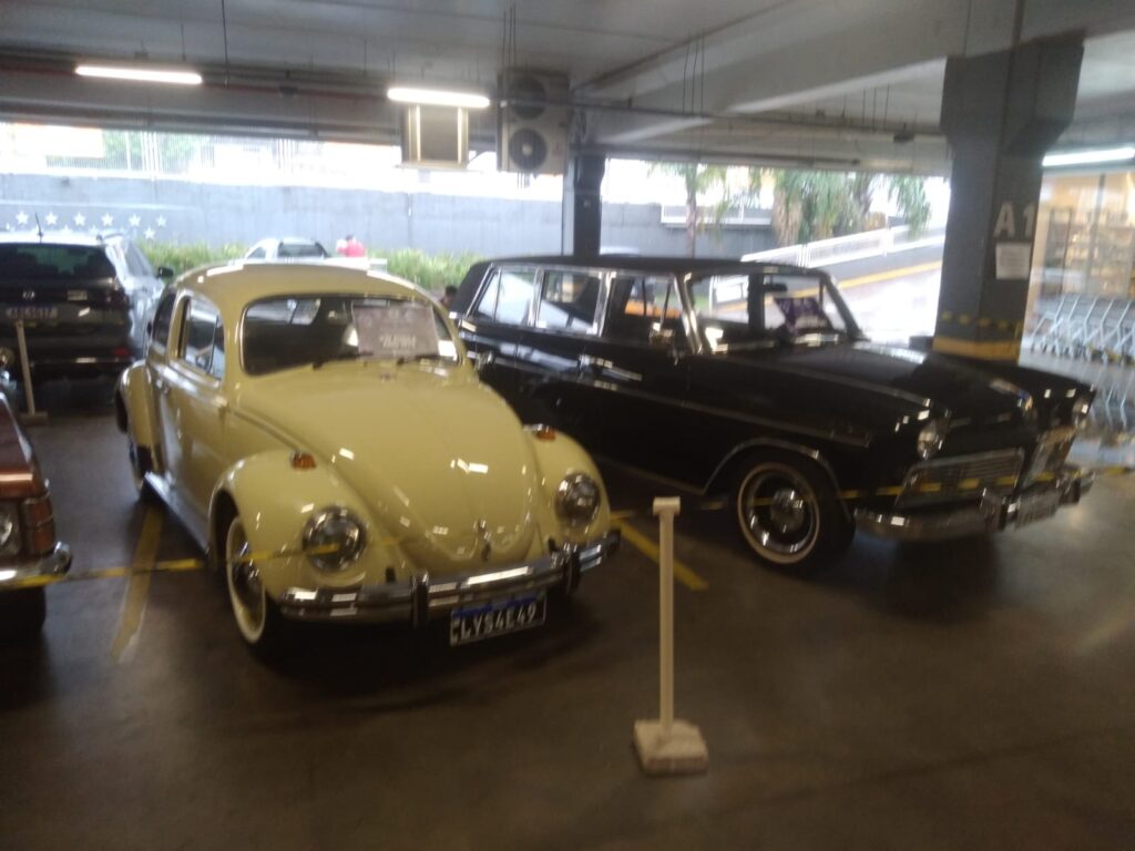 Exposição de Carros Antigos no Hiper Badotti Xanxerê