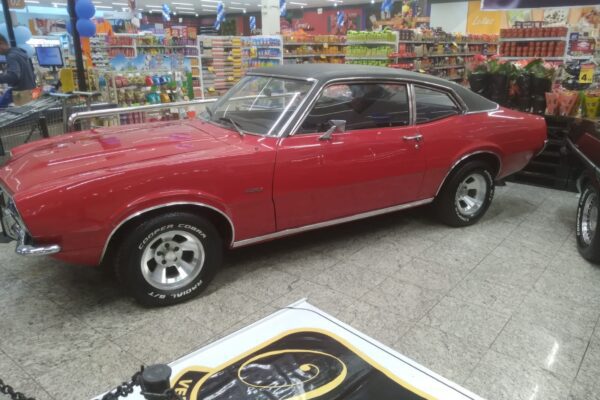 Exposição de Carros Antigos encanta público no Hiper Badotti em Xanxerê