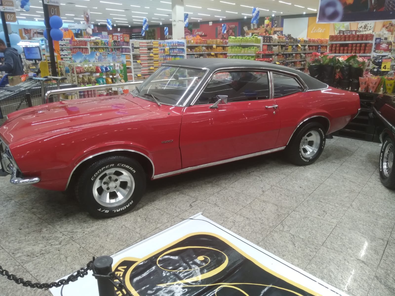 Exposição de Carros Antigos encanta público no Hiper Badotti em Xanxerê
