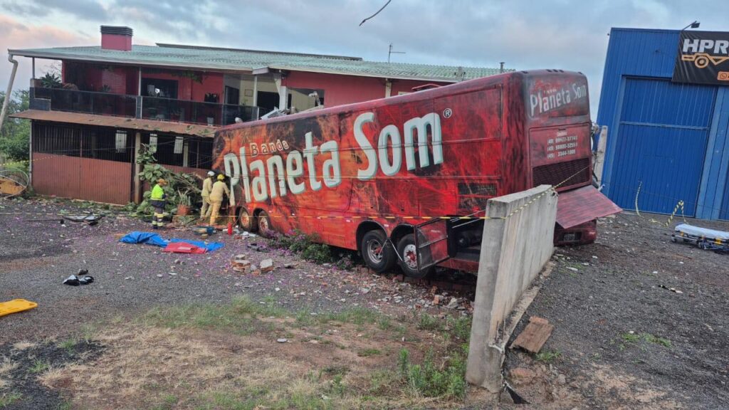Colisão com banda Planeta Som deixa um morto e feridos em Pato Branco.
