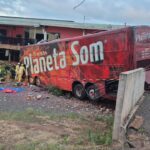 Colisão com banda Planeta Som deixa um morto e feridos em Pato Branco.