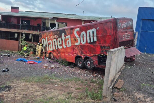 Colisão com banda Planeta Som deixa um morto e feridos em Pato Branco.