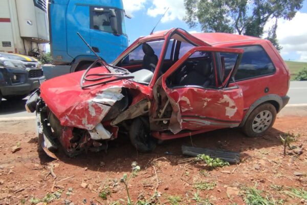 Colisao entre carros deixa um ferido na BR-282