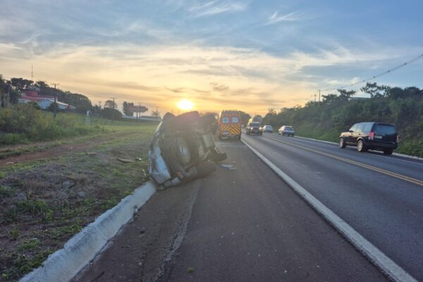 Acidente com capotamento na BR-282 em Xanxerê deixou duas mulheres feridas levemente.