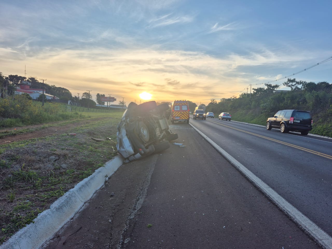 Pajero sai da pista e capota na BR-282 em Xanxerê