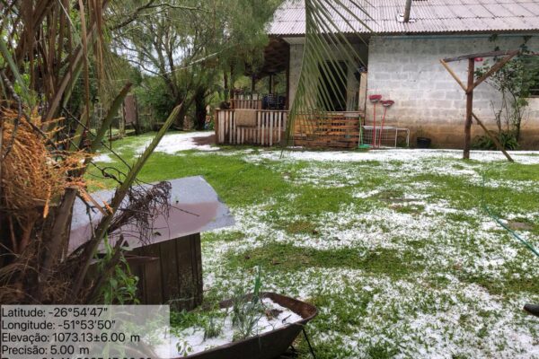 Granizo atinge cidades do Oeste nesta segunda (24)