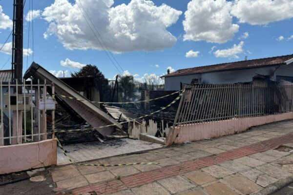 Família busca apoio após perder tudo em incêndio em Xanxerê; ajuda à família xanxerense é essencial.