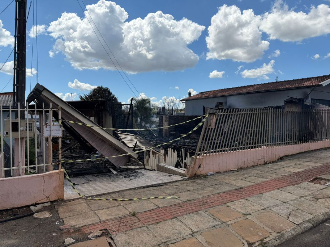 Família busca apoio após perder tudo em incêndio em Xanxerê; ajuda à família xanxerense é essencial.