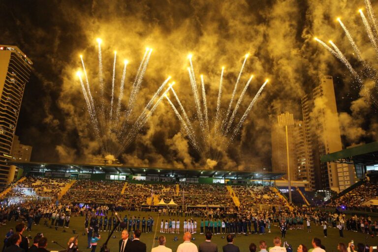 A abertura Jasc em Chapecó reuniu atletas, homenagens emocionantes e show do Biquíni Cavadão na Arena Condá.