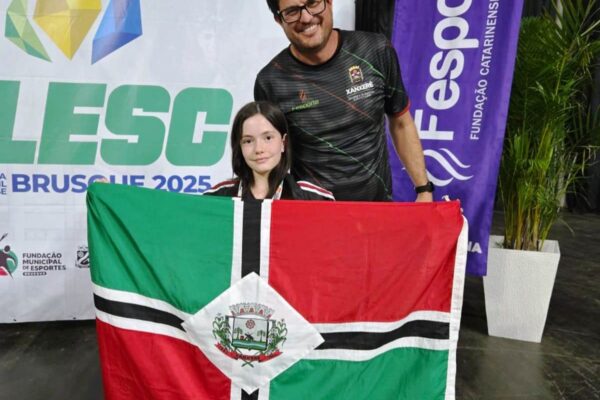 Paloma Gheno faz história ao conquistar a primeira medalha de karatê de Xanxerê na OLESC, em Brusque.