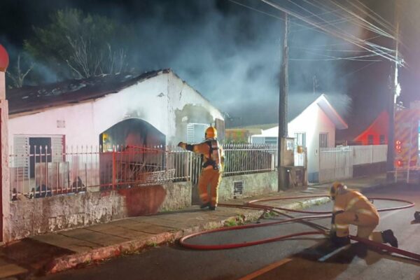 Incendio residencia homem ferido mobiliza bombeiros em Xanxerê e deixa vítima em estado grave.