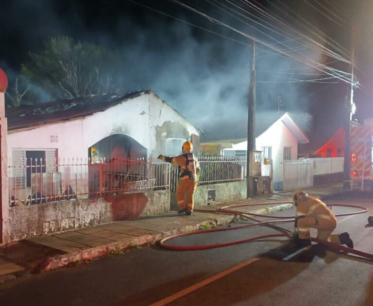 Incendio residencia homem ferido mobiliza bombeiros em Xanxerê e deixa vítima em estado grave.