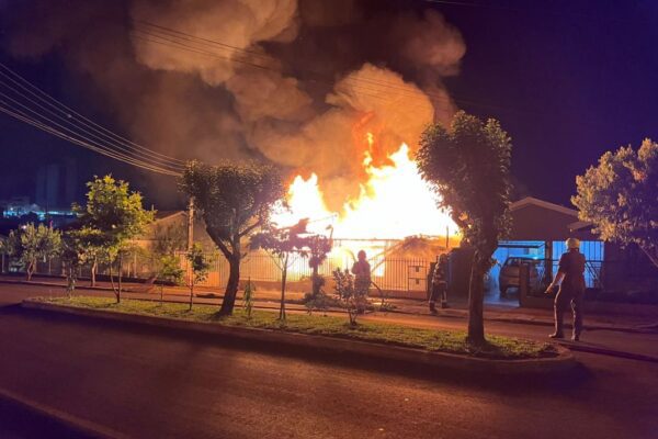 Incendio em residência de Xanxere mobiliza bombeiros. Casa é destruída pelas chamas; família escapa sem ferimentos.