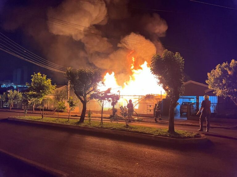 Incendio em residência de Xanxere mobiliza bombeiros. Casa é destruída pelas chamas; família escapa sem ferimentos.