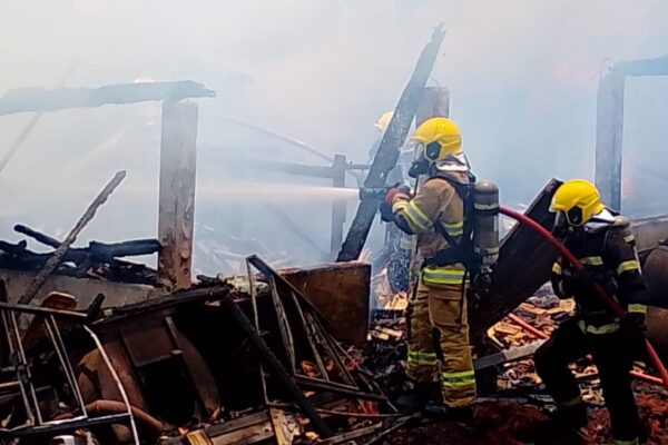 Incêndio atinge galpão às margens da BR-282 em Xaxim