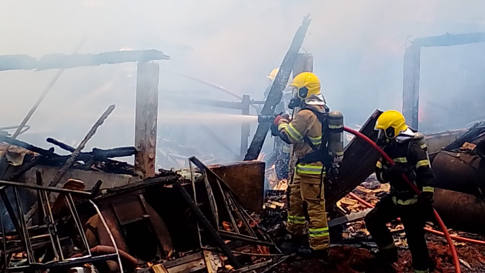 Incêndio atinge galpão às margens da BR-282 em Xaxim