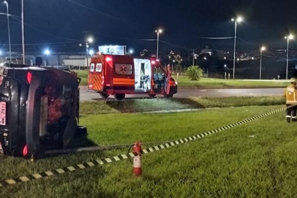 Um capotamento na BR-282, entre os trevos de Xanxerê, deixou uma motorista ferida na noite desta segunda-feira (1º)
