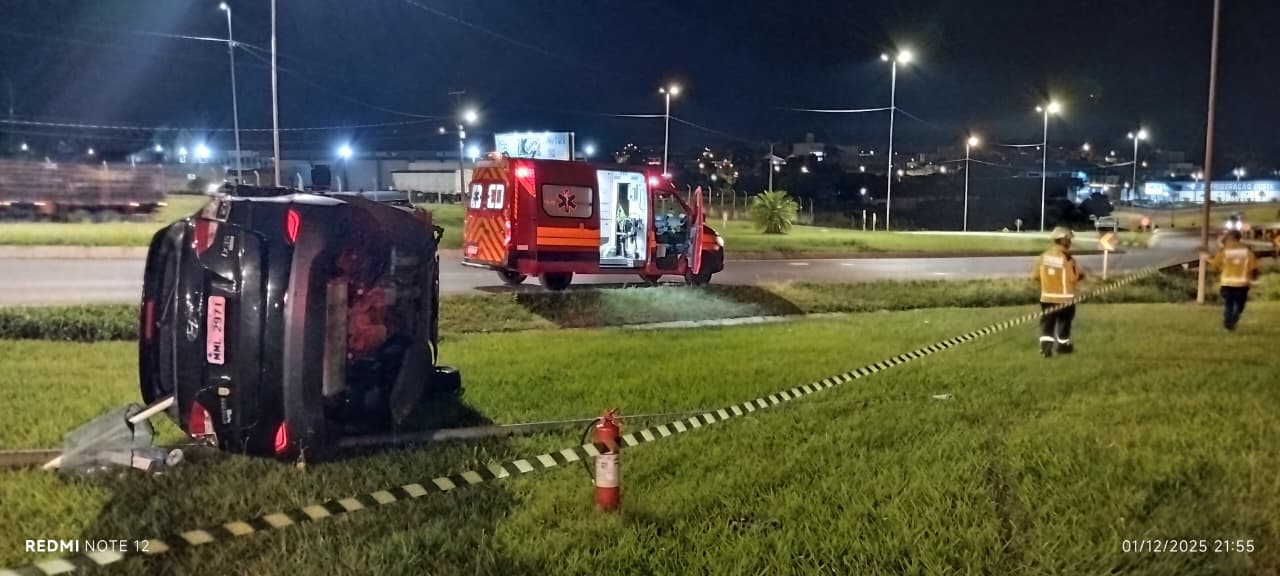 Um capotamento na BR-282, entre os trevos de Xanxerê, deixou uma motorista ferida na noite desta segunda-feira (1º)
