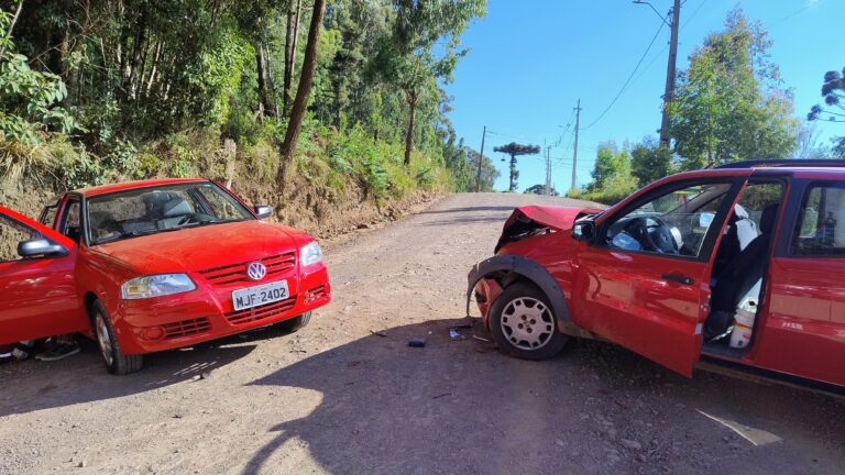 Cinco pessoas ficam feridas em colisão no Bairro Santo Marcon em Irani.