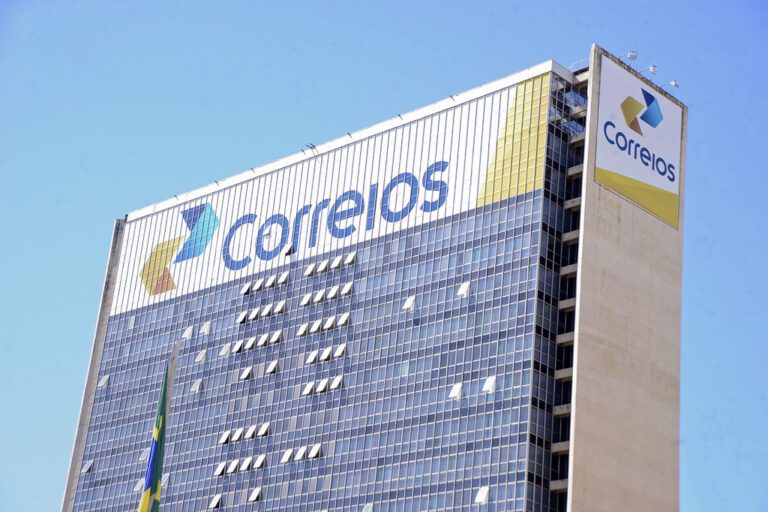 Correios anunciam fechamento de mil agências e até 15 mil desligamentos voluntários