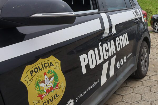 Ação da Polícia Civil cumpre mandados, apreende arma e prende dois homens durante operação contra o tráfico em Xanxerê.