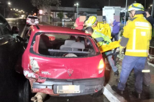 Acidente entre três veículos em Xanxerê deixa dois feridos. Um dos carros foge do local antes da chegada das equipes de emergência.