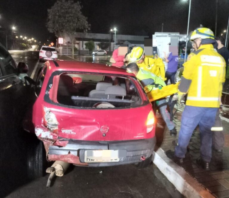 Acidente entre três veículos em Xanxerê deixa dois feridos. Um dos carros foge do local antes da chegada das equipes de emergência.