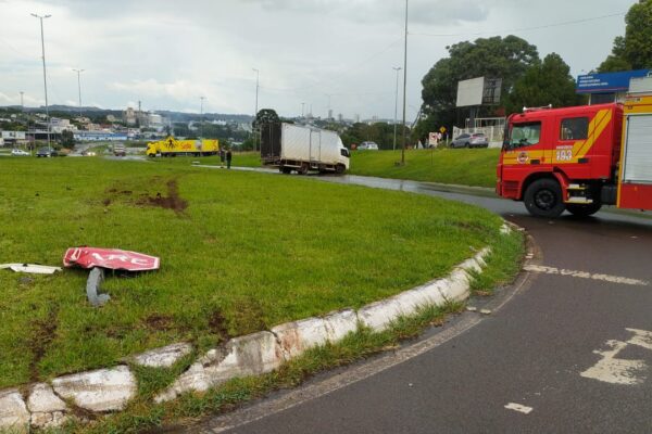 Caminhão sai da pista na BR-282 e mobiliza bombeiros em Xanxerê