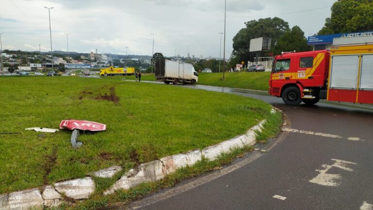Caminhão sai da pista na BR-282 e mobiliza bombeiros em Xanxerê