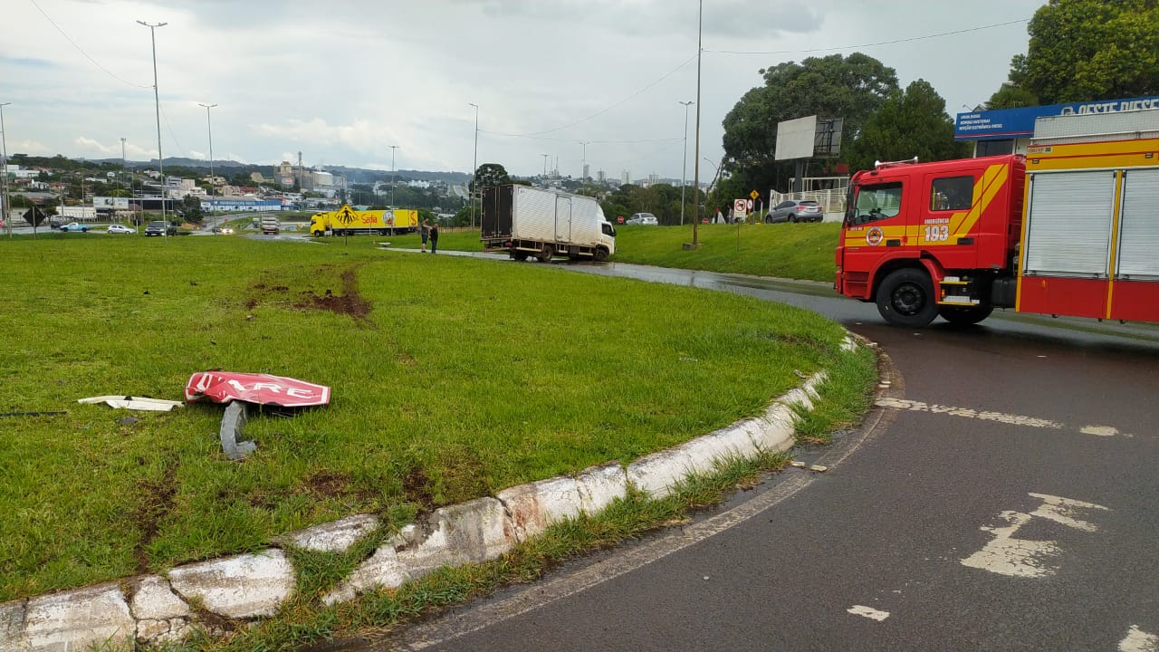 Caminhão sai da pista na BR-282 e mobiliza bombeiros em Xanxerê