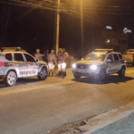 Quatro pessoas são presas por tráfico de drogas em Xanxerê. Ação da PM flagrou entorpecentes e crianças no local.