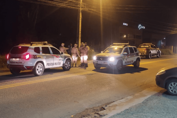 Quatro pessoas são presas por tráfico de drogas em Xanxerê. Ação da PM flagrou entorpecentes e crianças no local.