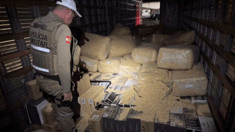 Carga ilegal em caminhão é flagrada na SC-150 com vinho, camarão e azeite sem documentação fiscal.