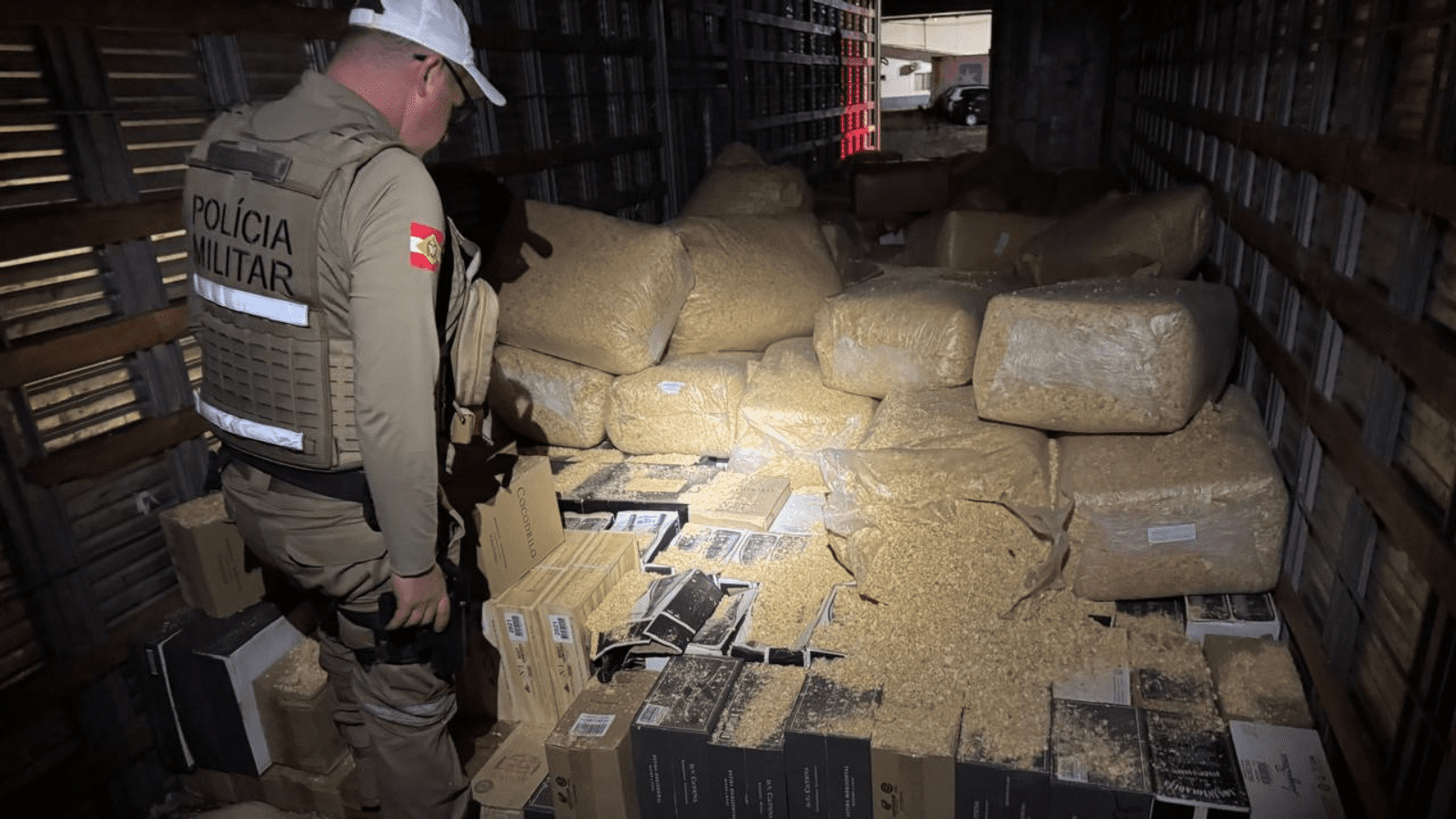 Polícia flagra carga ilegal escondida sob maravalha na SC-150