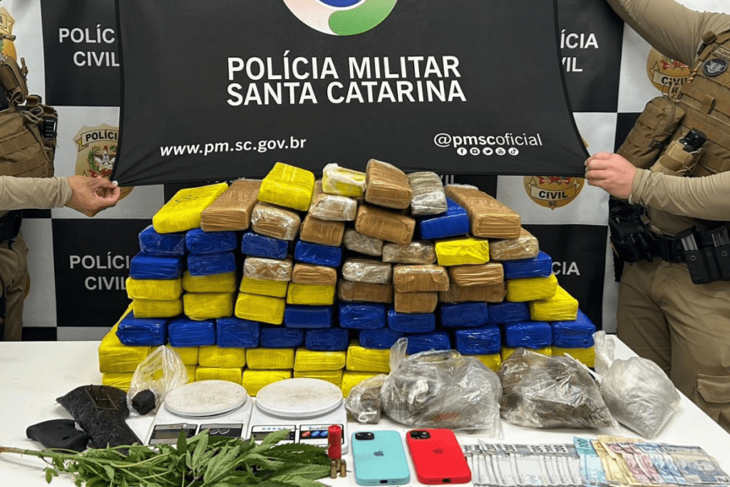 Polícia apreende quase 60 kg de maconha, munições e dinheiro após denúncia de tiros em residência de Xanxerê.