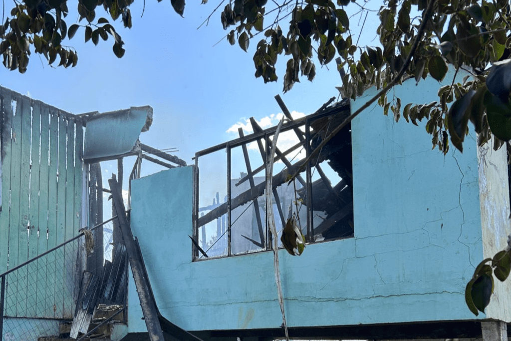 Casa destruída por incêndio no bairro dos esportes em Xanxerê.