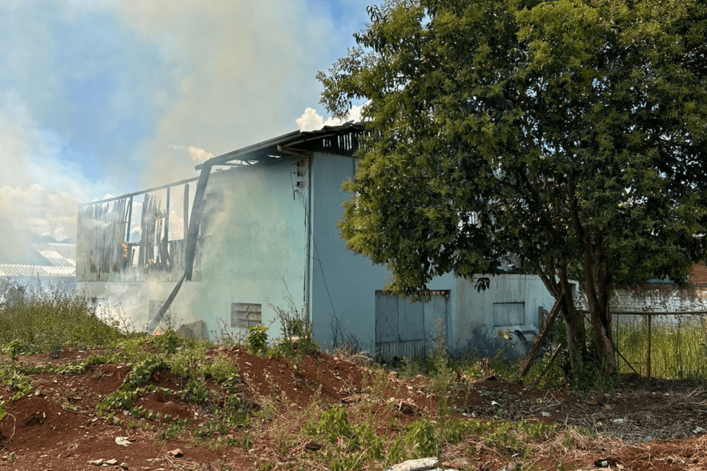 Casa destruída por incêndio no bairro dos esportes em Xanxerê