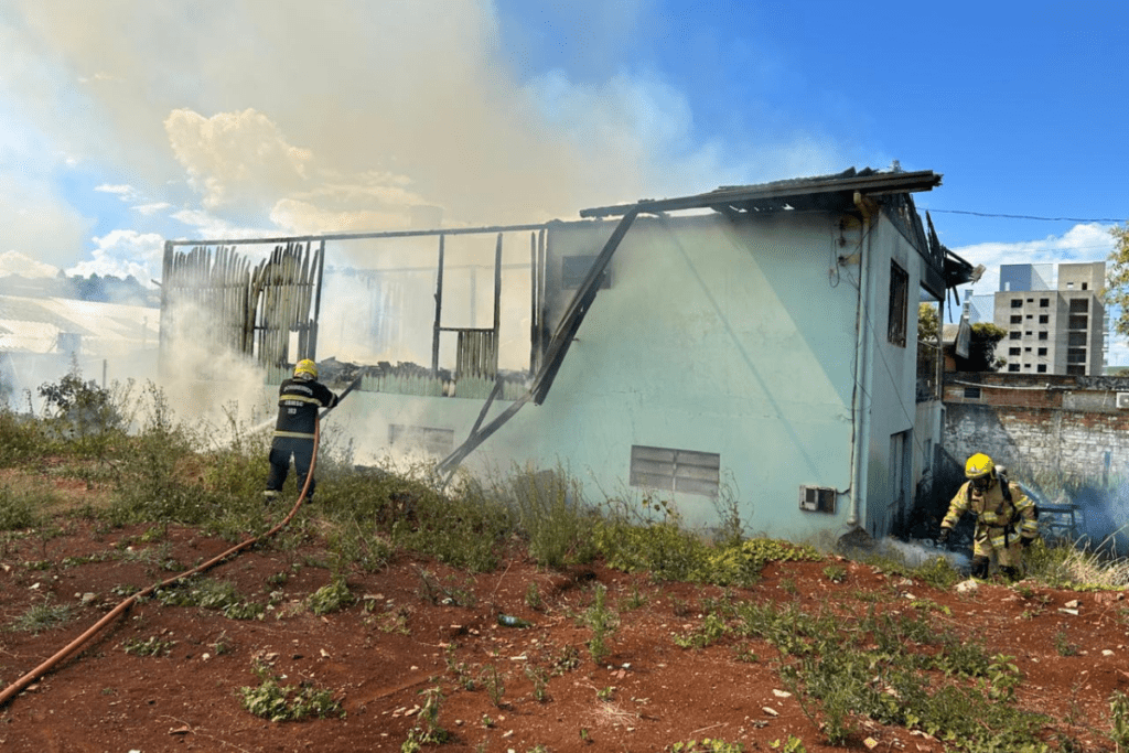 Casa destruída por incêndio no bairro dos esportes em Xanxerê