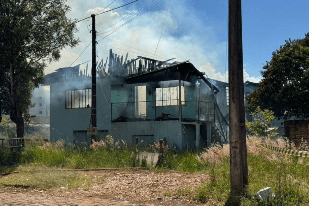Casa destruída por incêndio no bairro dos esportes em Xanxerê