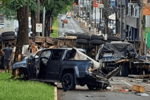 Acidente com carreta deixa feridos no centro de Chapecó