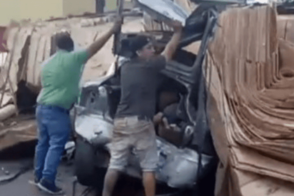 Acidente com carreta em Chapecó no centro deixa feridos após colisões com vários veículos.