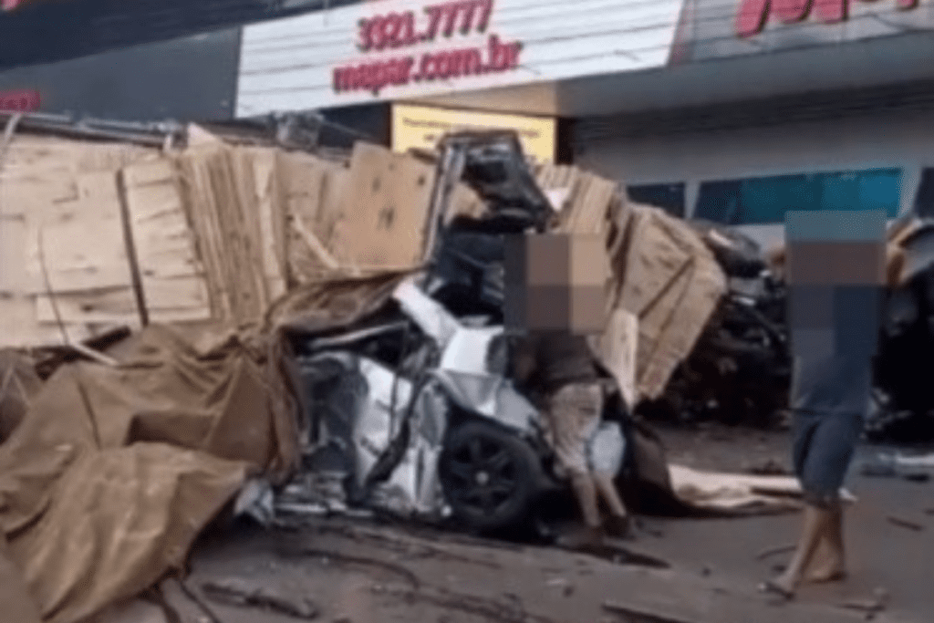 Acidente com carreta em Chapecó no centro deixa feridos após colisões com vários veículos.