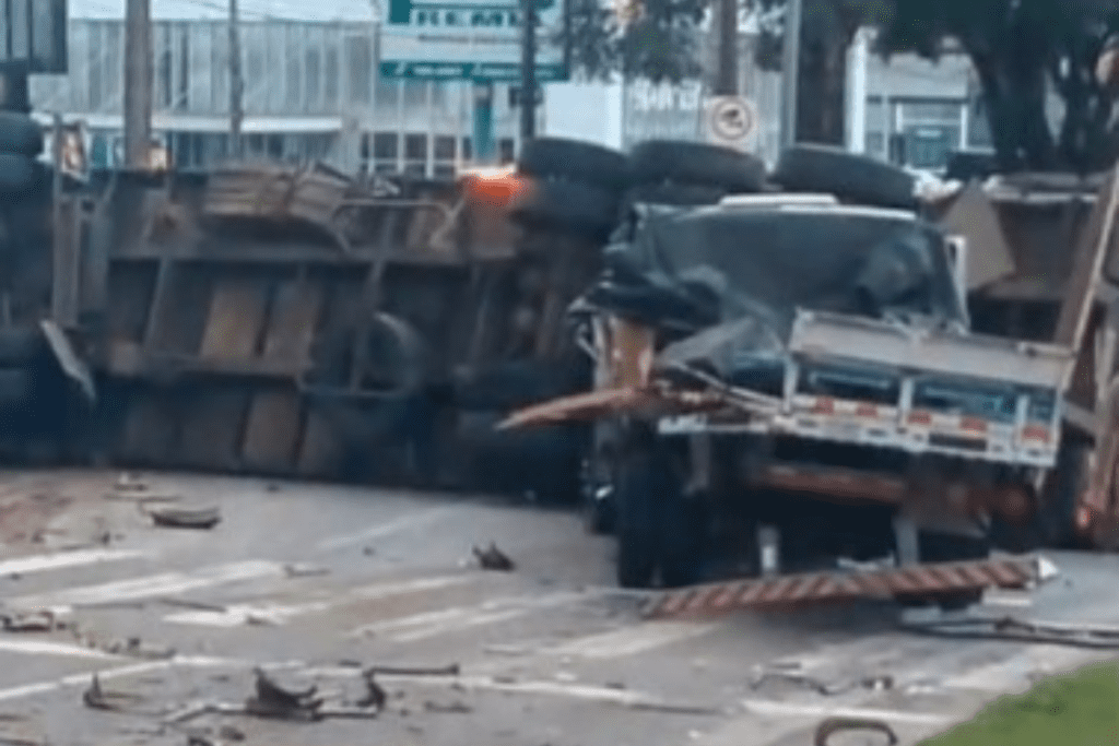 Acidente com carreta em Chapecó no centro deixa feridos após colisões com vários veículos