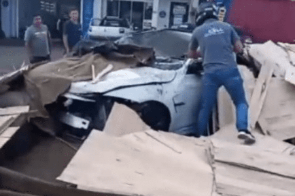 Acidente com carreta em Chapecó no centro deixa feridos após colisões com vários veículos.